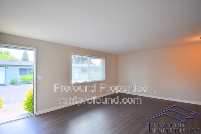 742 SE 13th Ave in Hillsboro, OR - Building Photo - Building Photo