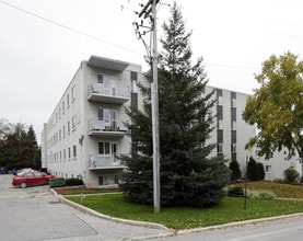 Vancouver Terrace Apartments in Barrie, ON - Building Photo - Building Photo