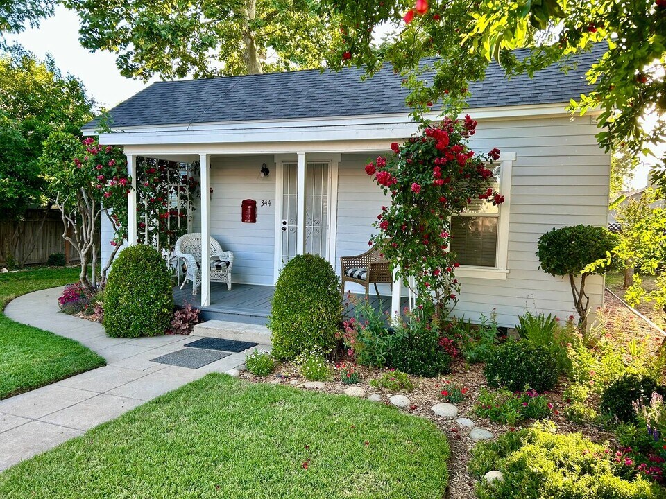 344 Woodworth Ave in Clovis, CA - Building Photo