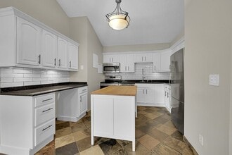 2575 S Syracuse Way in Denver, CO - Building Photo - Building Photo