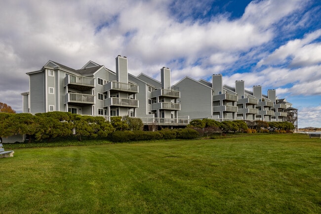 Four Beaches Condominiums in East Haven, CT - Building Photo - Building Photo