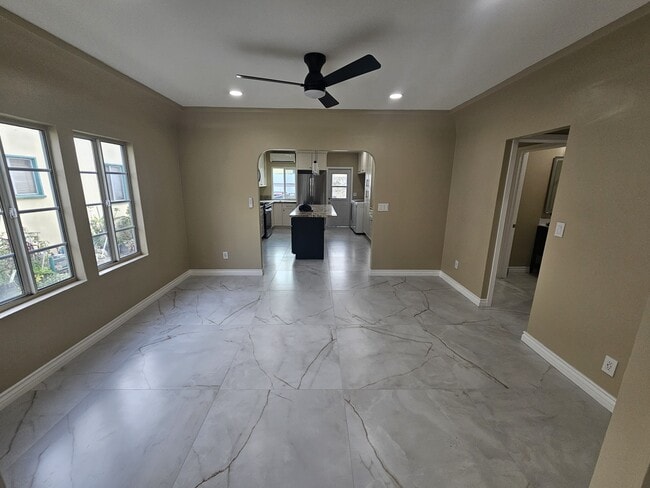 918 E Elk Ave in Glendale, CA - Foto de edificio - Building Photo