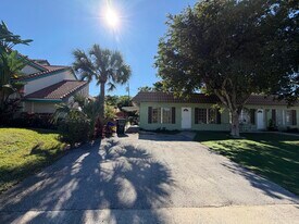82 Lariat Cir in Boca Raton, FL - Building Photo