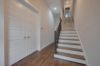 5837 E Post Oak Ln in Houston, TX - Building Photo - Building Photo
