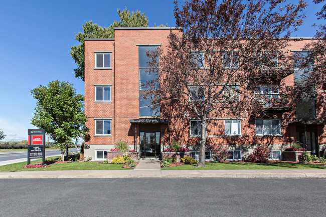 265 Riverside Rue in St-Lambert, QC - Building Photo - Building Photo