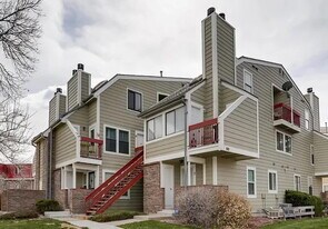 932 S Dearborn Way in Aurora, CO - Building Photo