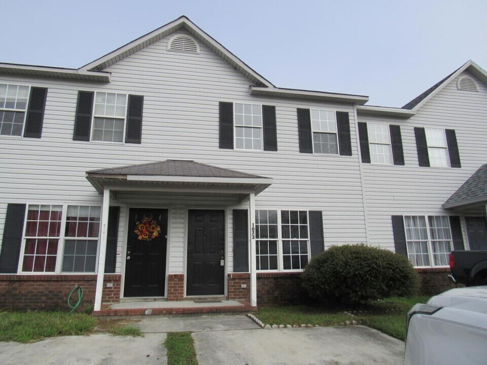 1073 W Pueblo Dr in Jacksonville, NC - Building Photo