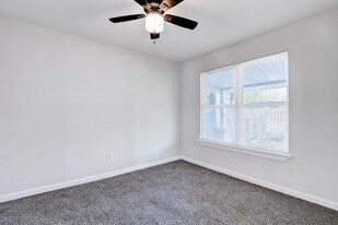 3122 W César E Chávez Blvd in San Antonio, TX - Building Photo