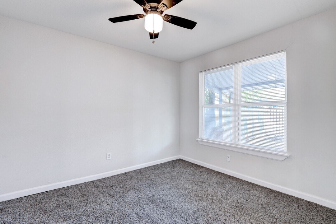3122 W César E Chávez Blvd in San Antonio, TX - Building Photo