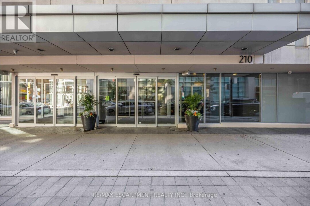210-2210 Victoria St in Toronto, ON - Building Photo
