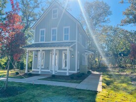 100 Gardenia Ln in Lagrange, GA - Building Photo