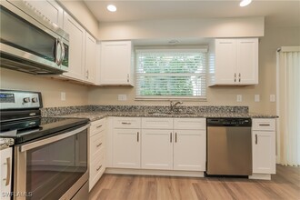 15863 Willoughby Ln in Ft. Myers, FL - Foto de edificio - Building Photo