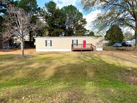 130 S Blackberry Cir in Kathleen, GA - Building Photo
