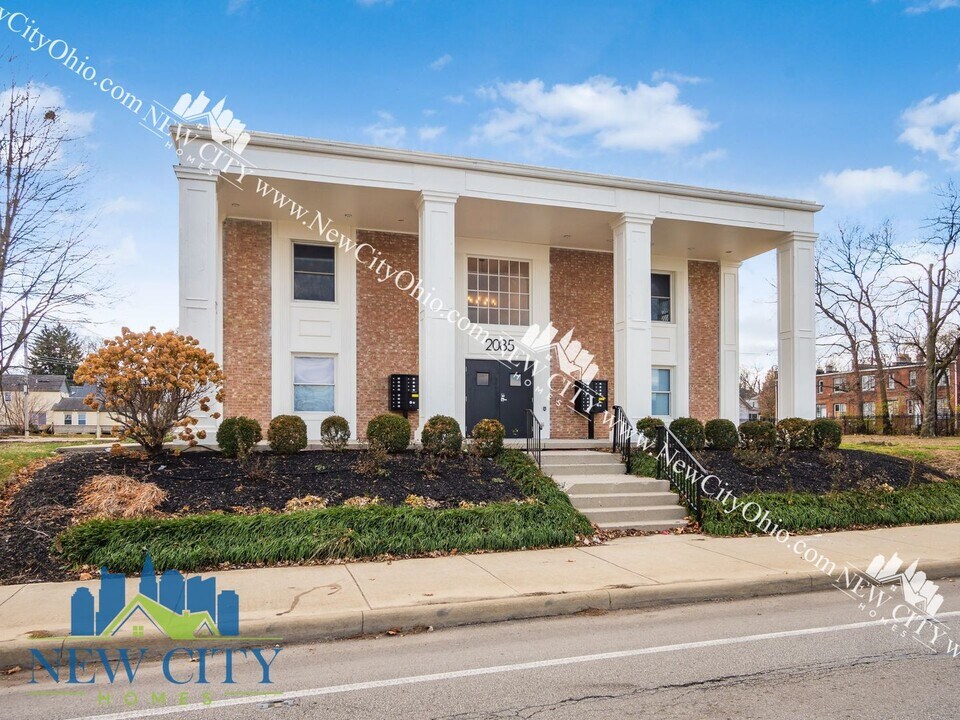 2085 W Broad St in Columbus, OH - Building Photo