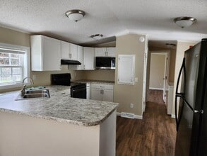 16 Kimberly St in Palmyra, ME - Foto de edificio - Building Photo