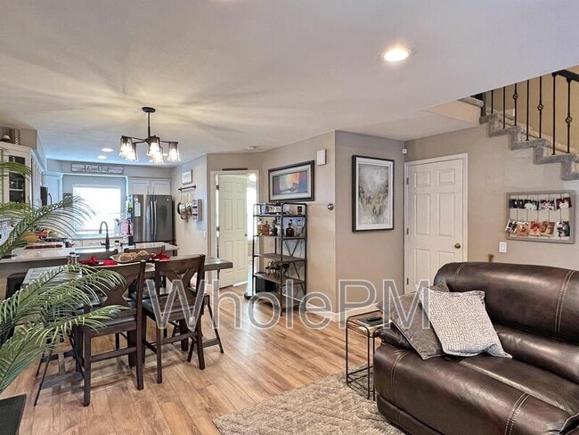 property at 2913 W Long Cir