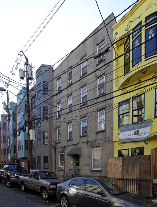 209 2nd St in Hoboken, NJ - Building Photo