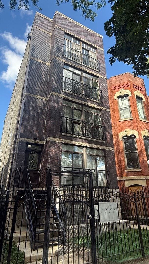 property at 2206 W Monroe St