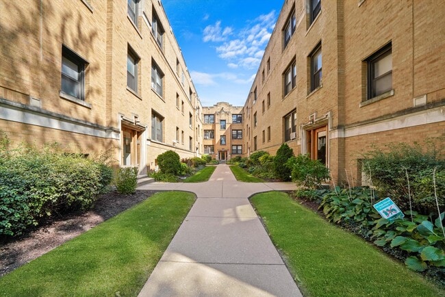 2647 N Spaulding Ave