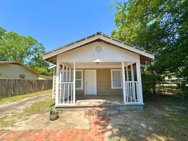 17 Gulf St in Chickasaw, AL - Foto de edificio - Building Photo