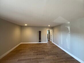 14921 Vanowen St in Los Angeles, CA - Building Photo - Building Photo