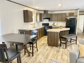 185 Lakeshore Ln in Bandera, TX - Building Photo - Building Photo