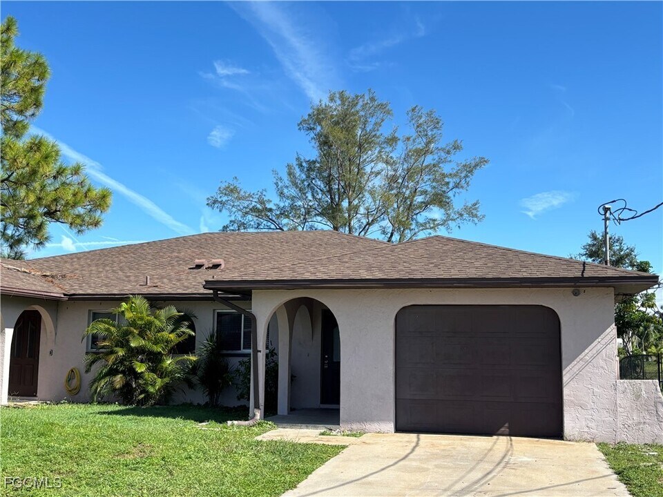 615 SE 4th Terrace in Cape Coral, FL - Building Photo
