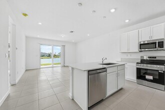 3735 Harborside Ave in Fort Pierce, FL - Foto de edificio - Building Photo