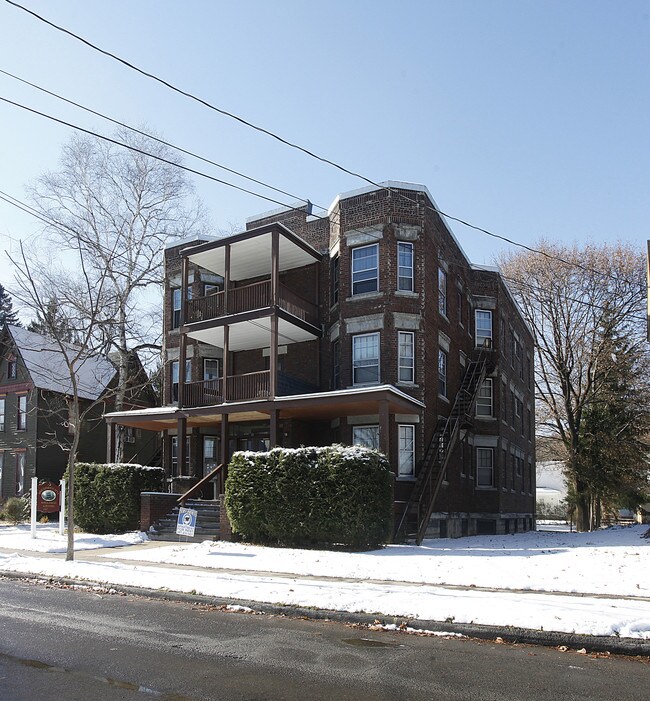 17 Watkins Ave in Oneonta, NY - Foto de edificio - Building Photo
