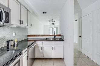 3131 Southwest Fwy in Houston, TX - Building Photo - Building Photo