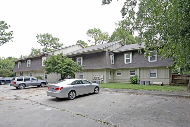 1641 N Oakland Ave in Fayetteville, AR - Foto de edificio - Building Photo