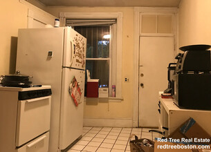 13 Perry St, Unit 1 in Brookline, MA - Building Photo - Building Photo