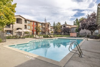 Crocker Oaks Apartments in Roseville, CA - Foto de edificio - Building Photo