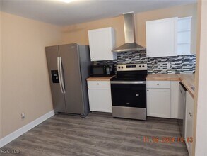 210 Charlotte Ave in Ft. Myers, FL - Building Photo - Building Photo