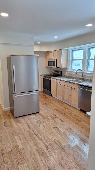 203 Shelburne Rd, Unit 4 in Burlington, VT - Building Photo