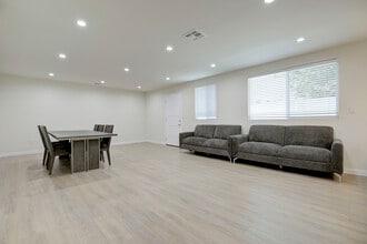 7711 Forsythe St in Tujunga, CA - Foto de edificio - Building Photo