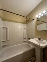 2223 E Vollmer Ave in Milwaukee, WI - Foto de edificio - Building Photo