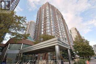325 Webb Dr in Mississauga, ON - Building Photo