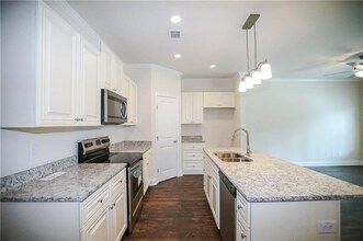 327 Cashes Ct in Lilburn, GA - Foto de edificio - Building Photo