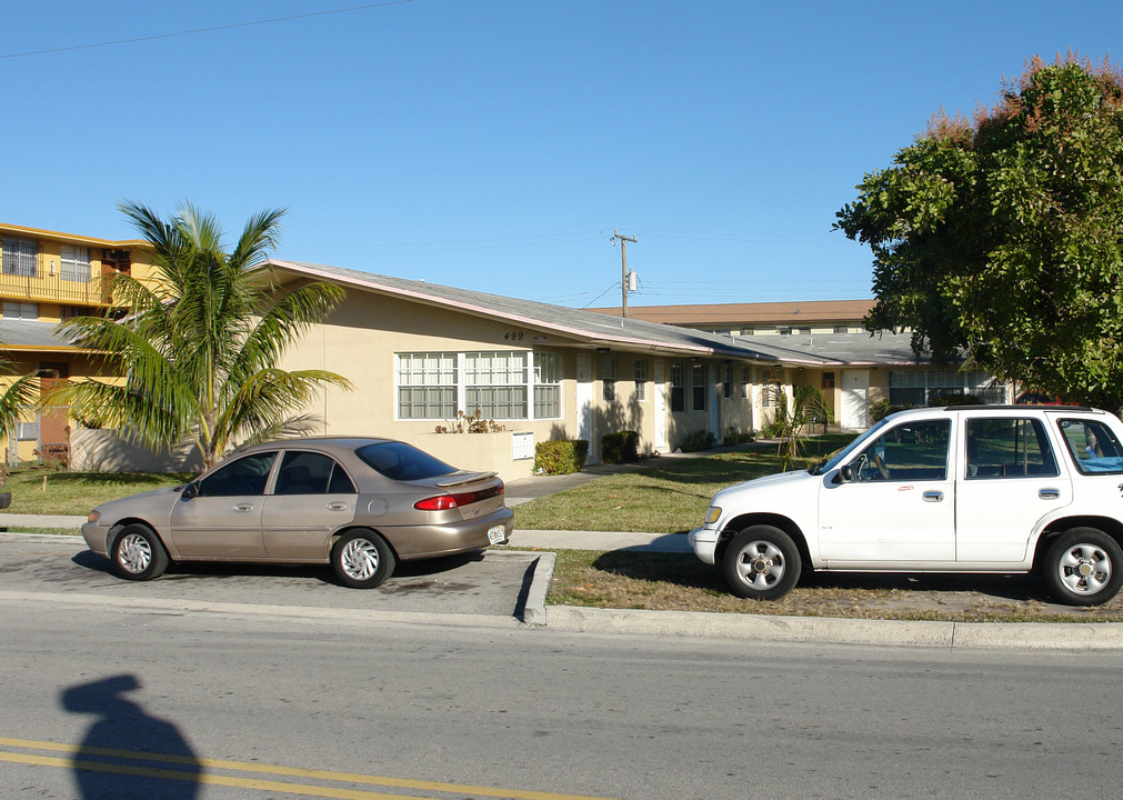 499 E 28th St in Hialeah, FL - Foto de edificio