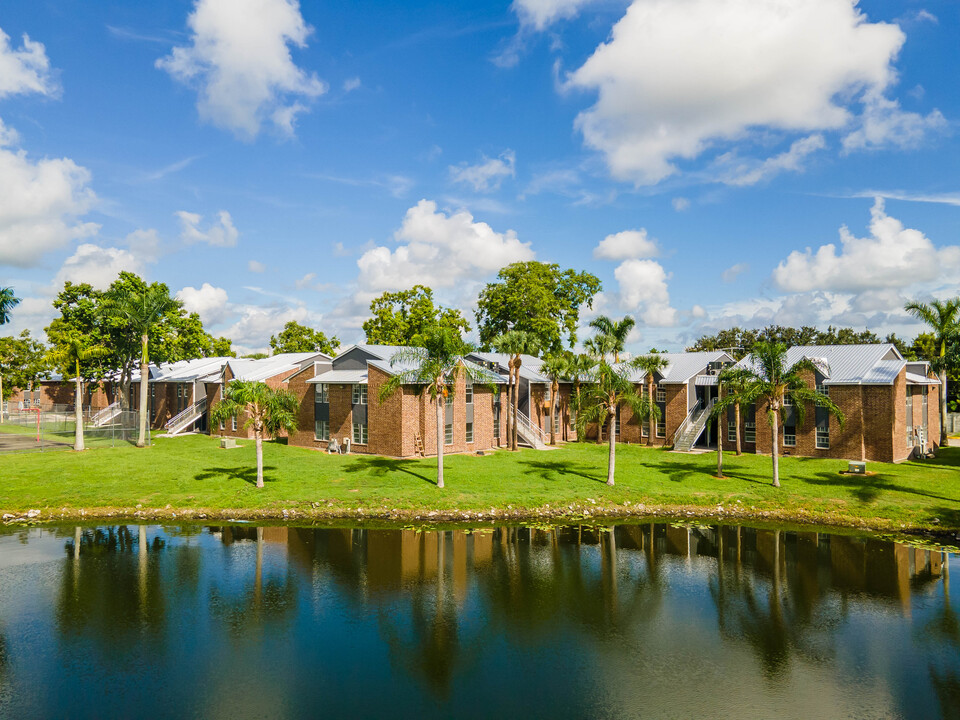 Lake View Villas in Belle Glade, FL - Foto de edificio