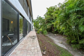 990 8th St S in Naples, FL - Building Photo - Building Photo