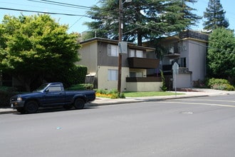 680 Cedar in San Carlos, CA - Building Photo - Building Photo