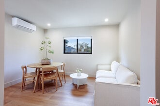 859 N Mansfield Ave in Los Angeles, CA - Building Photo - Building Photo