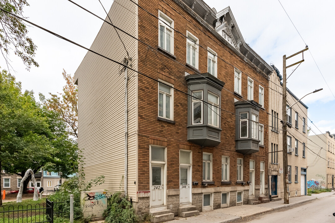 242 Du Roi Rue in Québec, QC - Building Photo