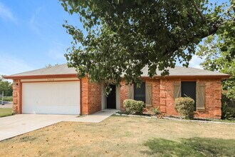7618 Creek Wood Dr in Rowlett, TX - Building Photo - Building Photo