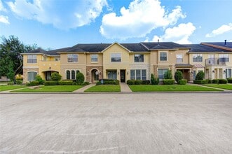 2011 Spring Cedar Ln in Houston, TX - Building Photo - Building Photo