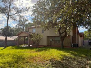 901 Eden Ln in Laredo, TX - Foto de edificio - Building Photo