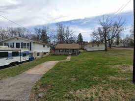 10272 Niblic Dr in Overland, MO - Building Photo