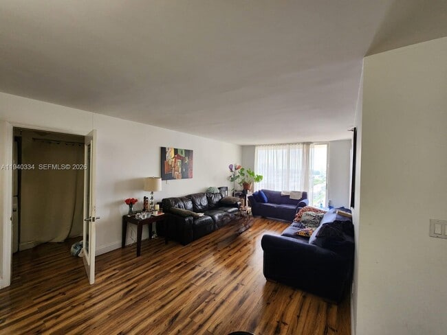 290 174th St in Sunny Isles Beach, FL - Foto de edificio - Building Photo